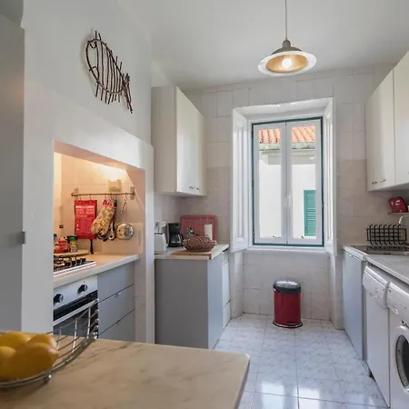 Lovelystay - Chiado 4 Families! Апартаменты *